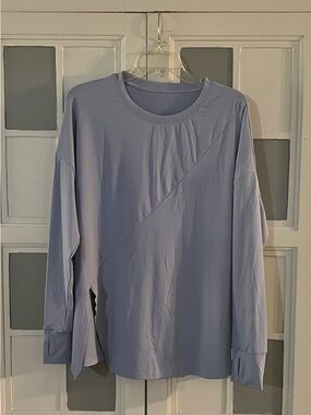 Long Sleeve Crew Neck Workout Tee in Light Periwinkle Blue